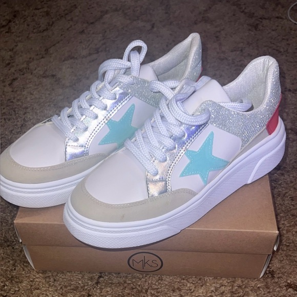 Women’s Fashion Sneakers - Picture 1 of 4